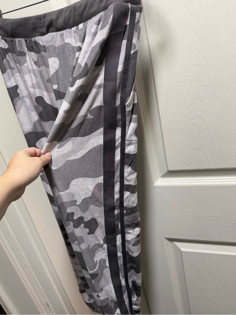 Dkny Womens Gray and White Camo Hooded Pajama Set size L - Picture 8 of 13